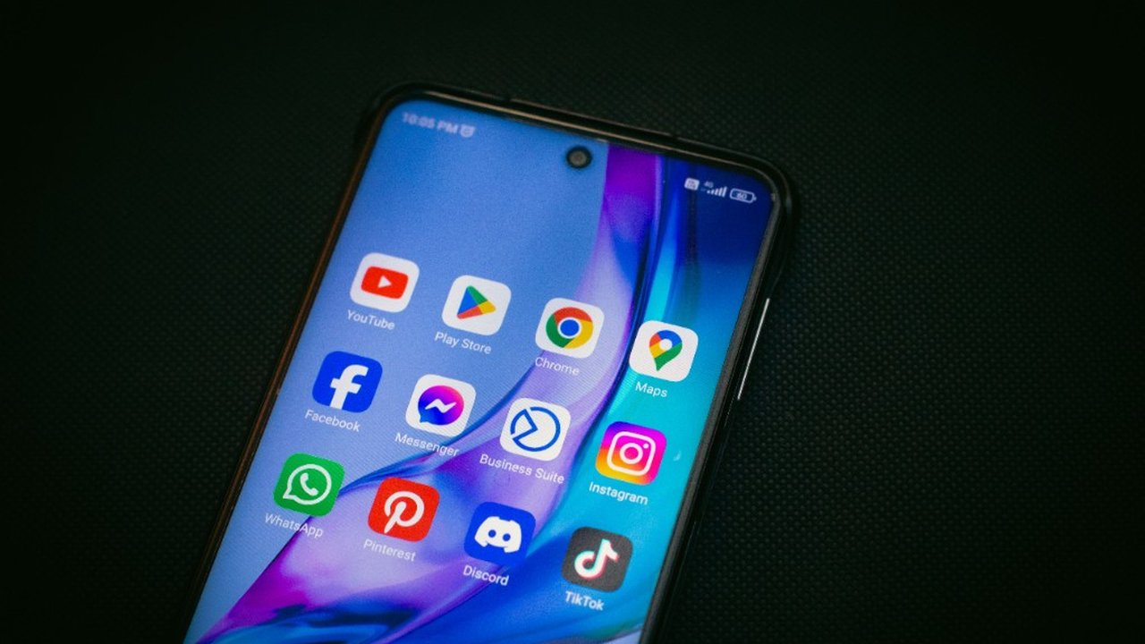 スマートフォンに表示されたYouTubeやTikTokなどのSNSアプリ